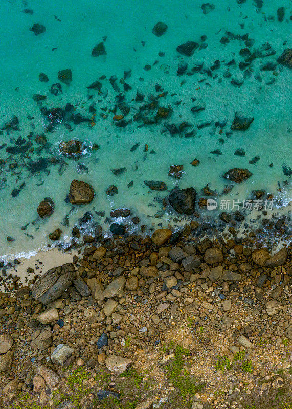 抽象的空中照片卵石海滩旁边的蓝色大海与海浪，Con岛，Con Son岛，巴里亚头省